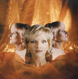 360026 Drievoudig portret van cabaretière Tineke Schouten.